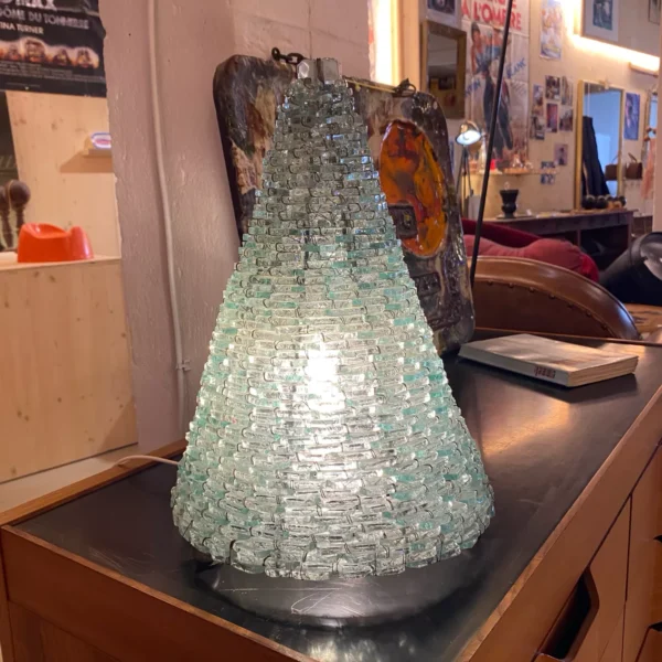 Lampe à poser - Éric DEBRAS - vue de face allumée et posée